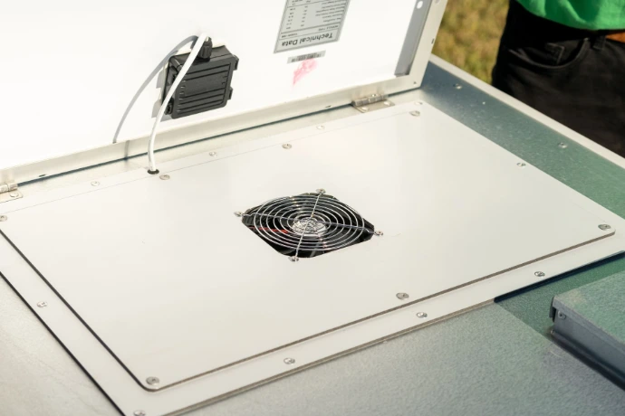 Thermostatically controlled air extraction fan to keep your hens cool in summer