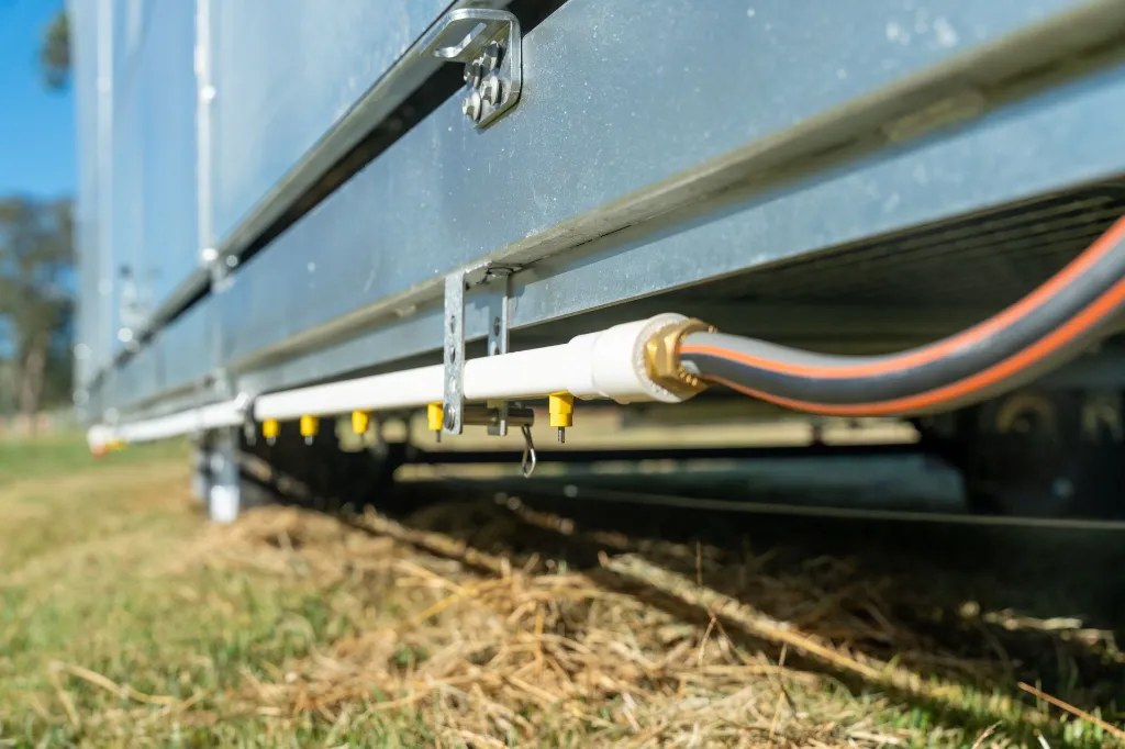 Chicken-caravan-450-nipple-drinker-system-doors-closed