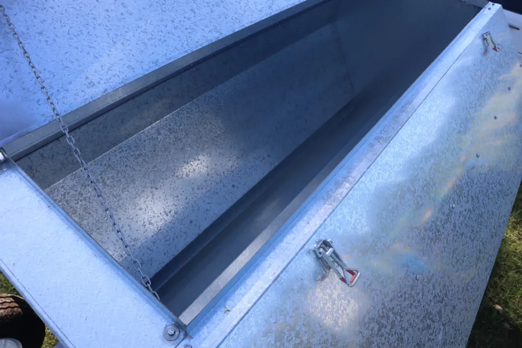 Chicken-Caravan-Feed-Trailer_inside-lid-open