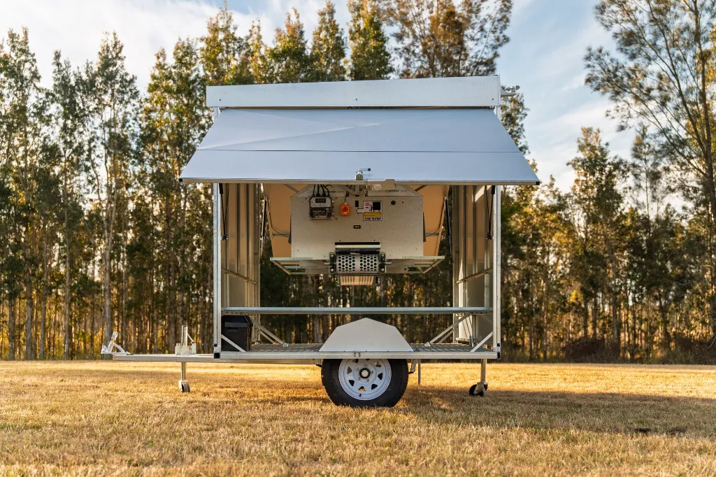 Chicken_Caravan-130-doors-open-side-view