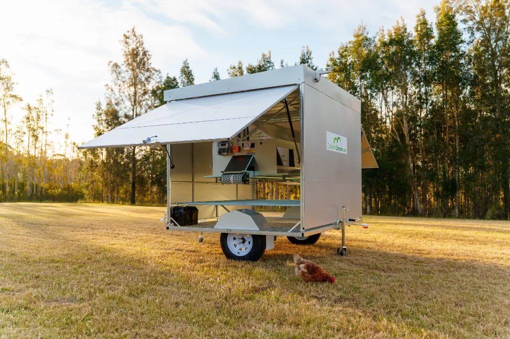 Chicken-Caravan-130-side-back-hen