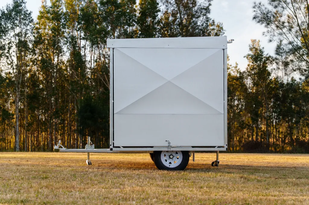 Chicken-Caravan-130-doors-closed-side