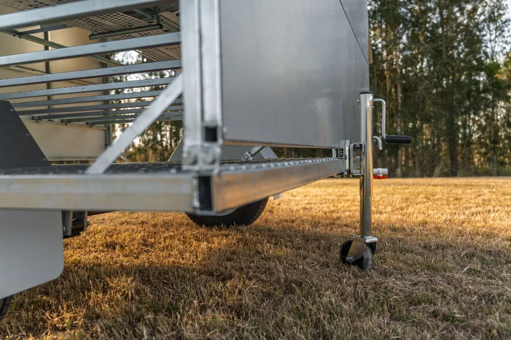 Chicken-Caravan-130-back-jockey-wheel