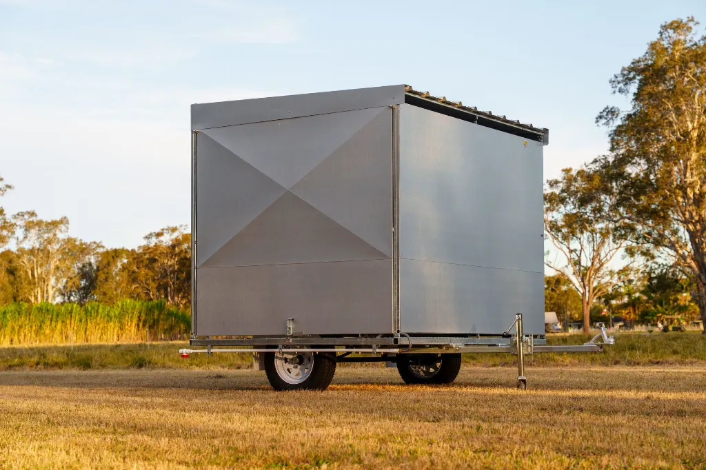 Chicken-Caravan-130-doos-closed-front-side-view