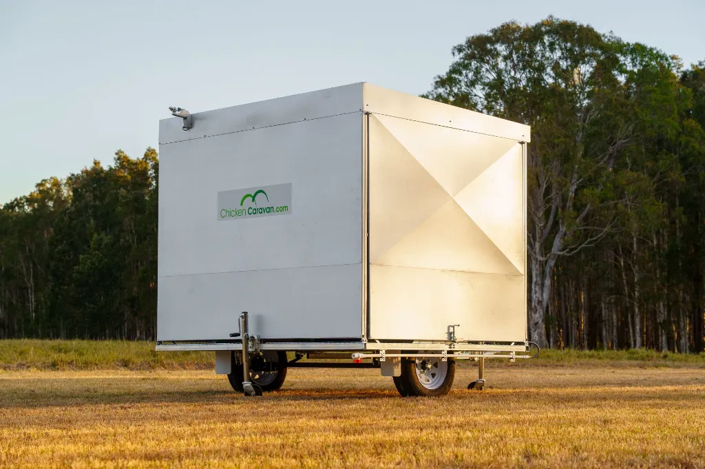 Chicken-Caravan-130-doors-closed-side-back-view-logo