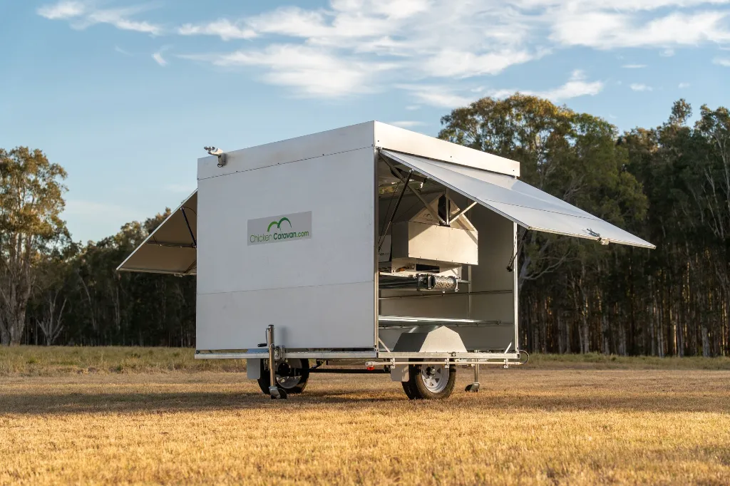 Chicken-Caravan-130-doors-up-open-logo