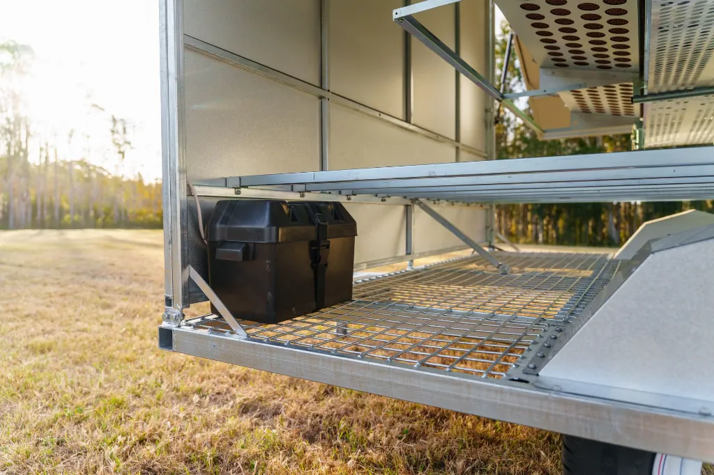 Chicken-Caravan-130-battery-box-mesh-floor