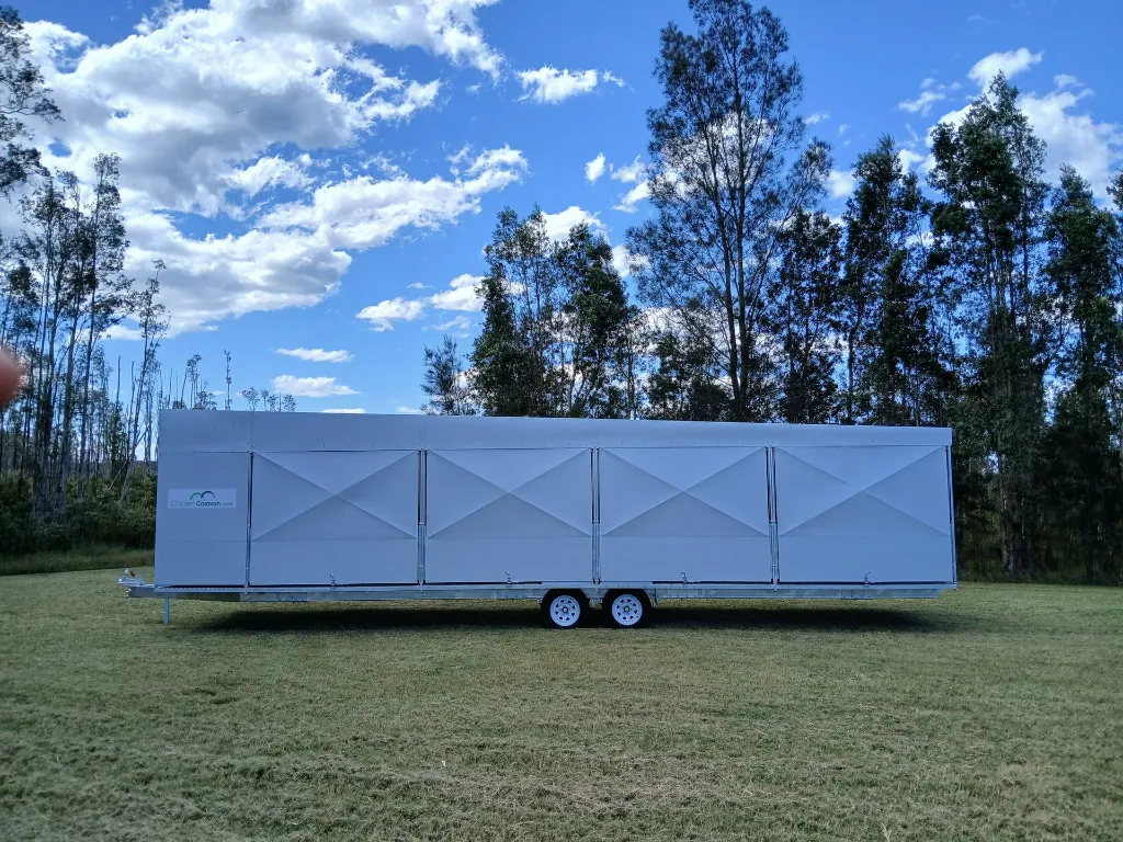 Chicken-caravan-600-doors-closed-side-view