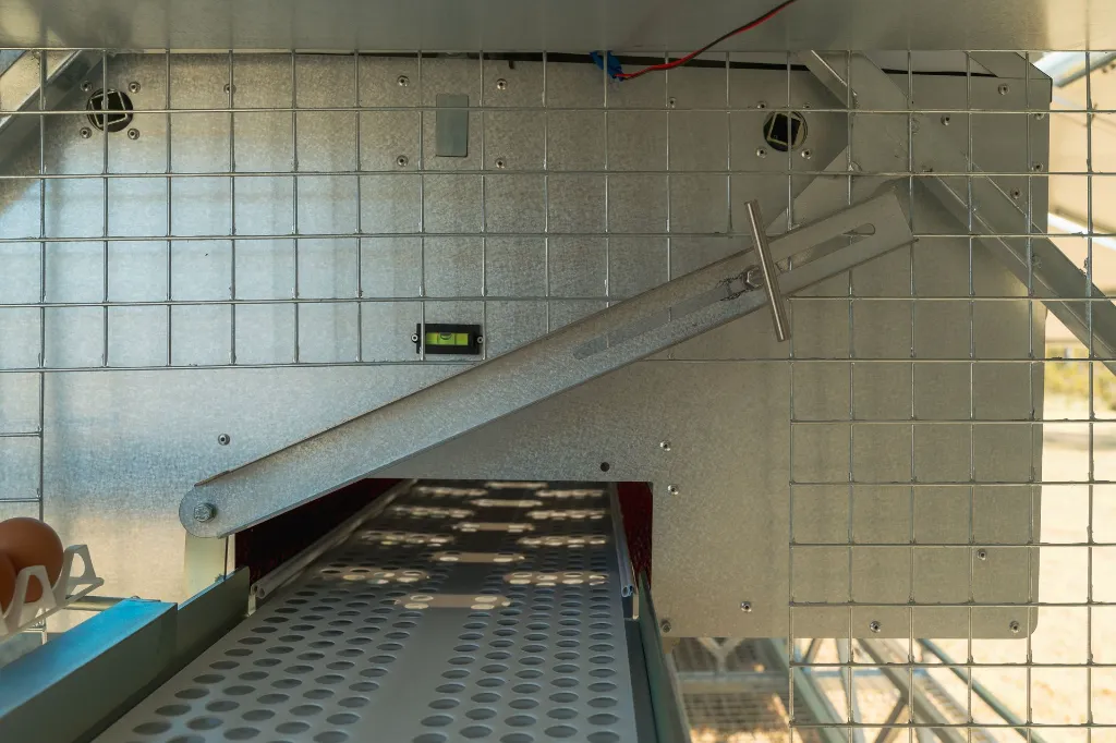 Level-off-roll-away-nesting-boxes-easily-on-Chicken- Caravan- 600